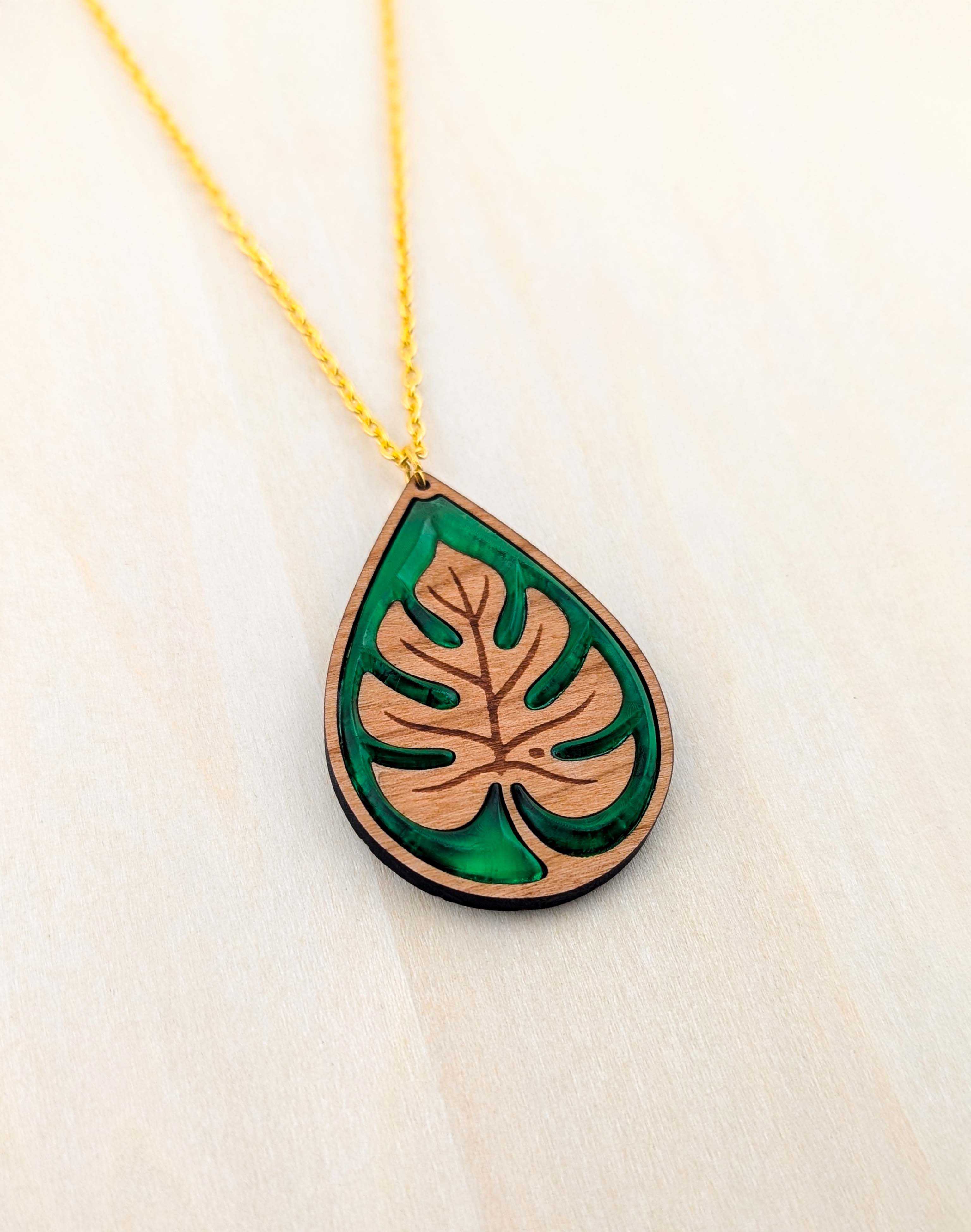 monstera deliciosa gold pendant Monstera Pendant – Light Cherry – JaneleCo